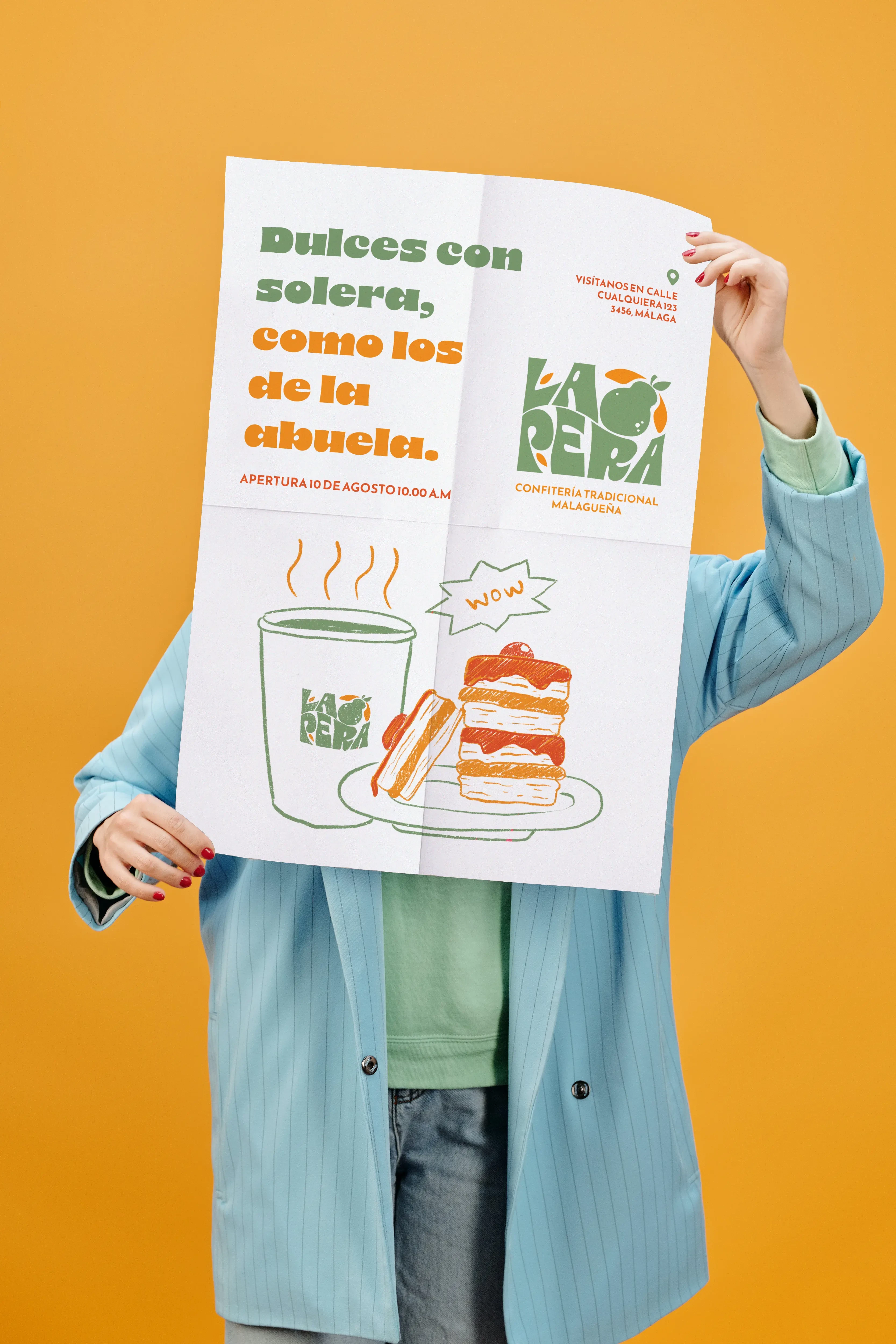 Persona sosteniendo el póster de La Pera