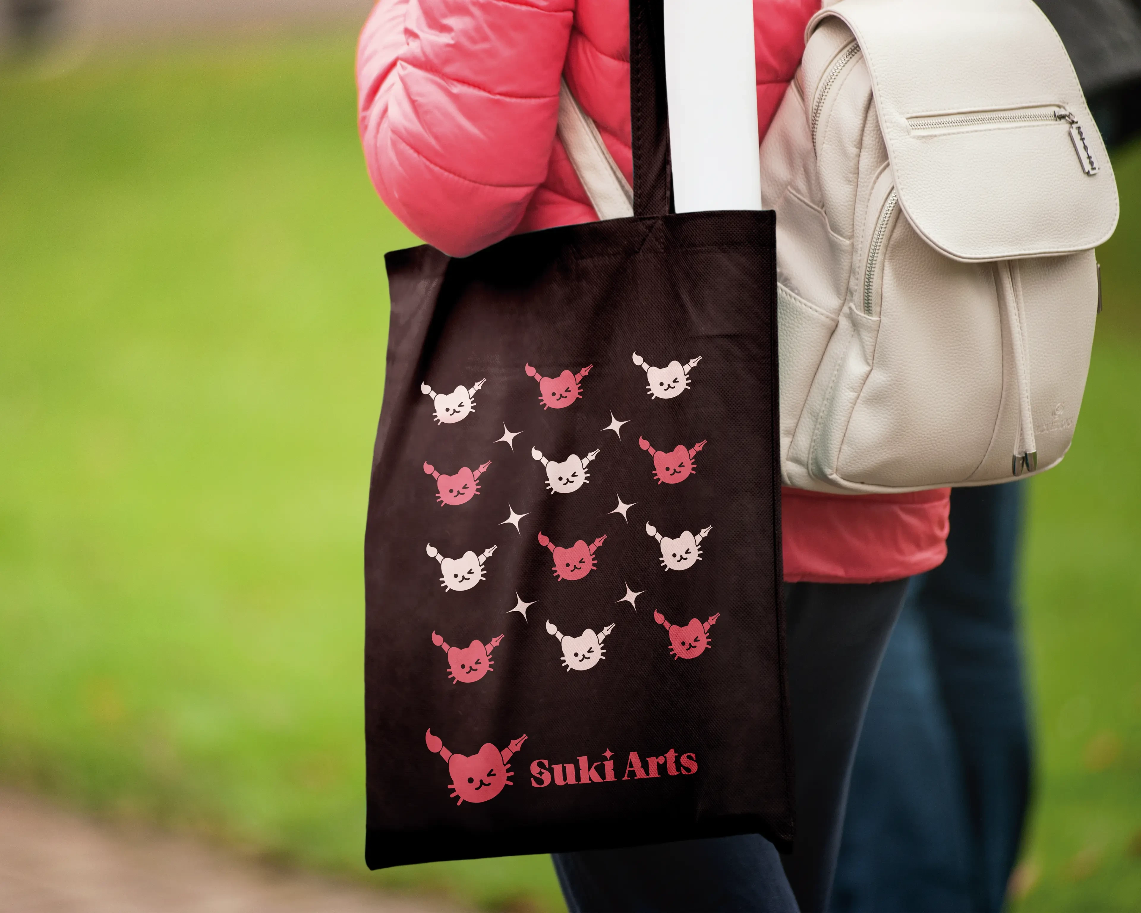 Una persona usando la tote bag de Suki Arts